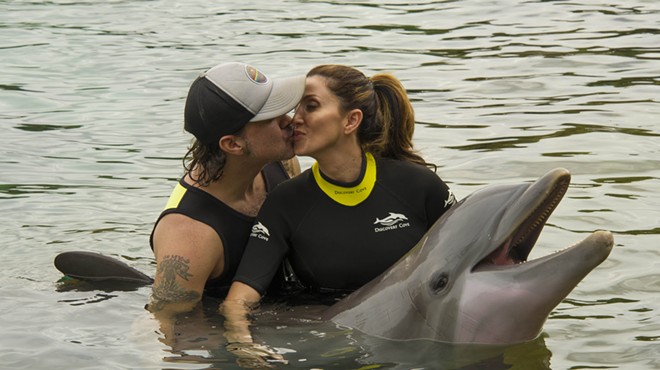 With arms wide open, Scott Stapp met this dolphin at SeaWorld today (2)