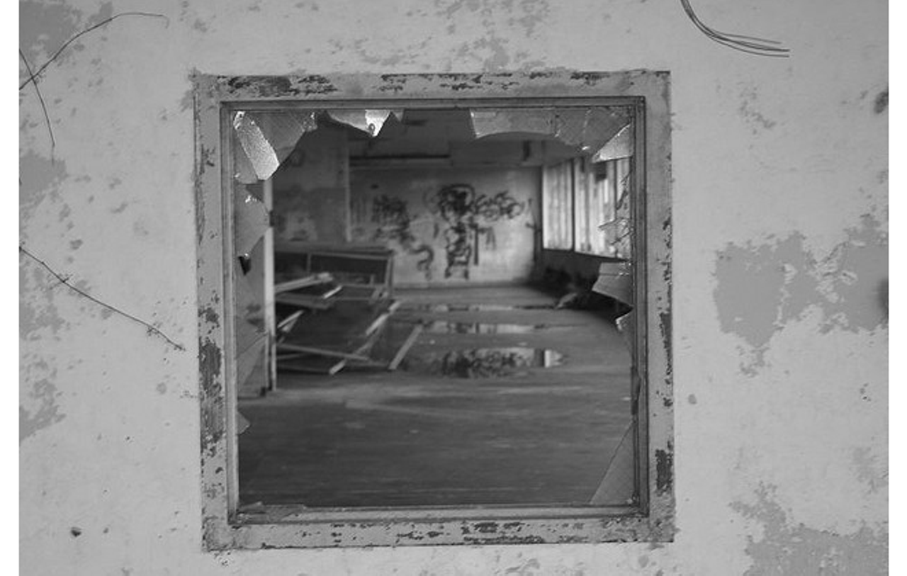 15 spooky images of the abandoned Sunland Mental Hospital