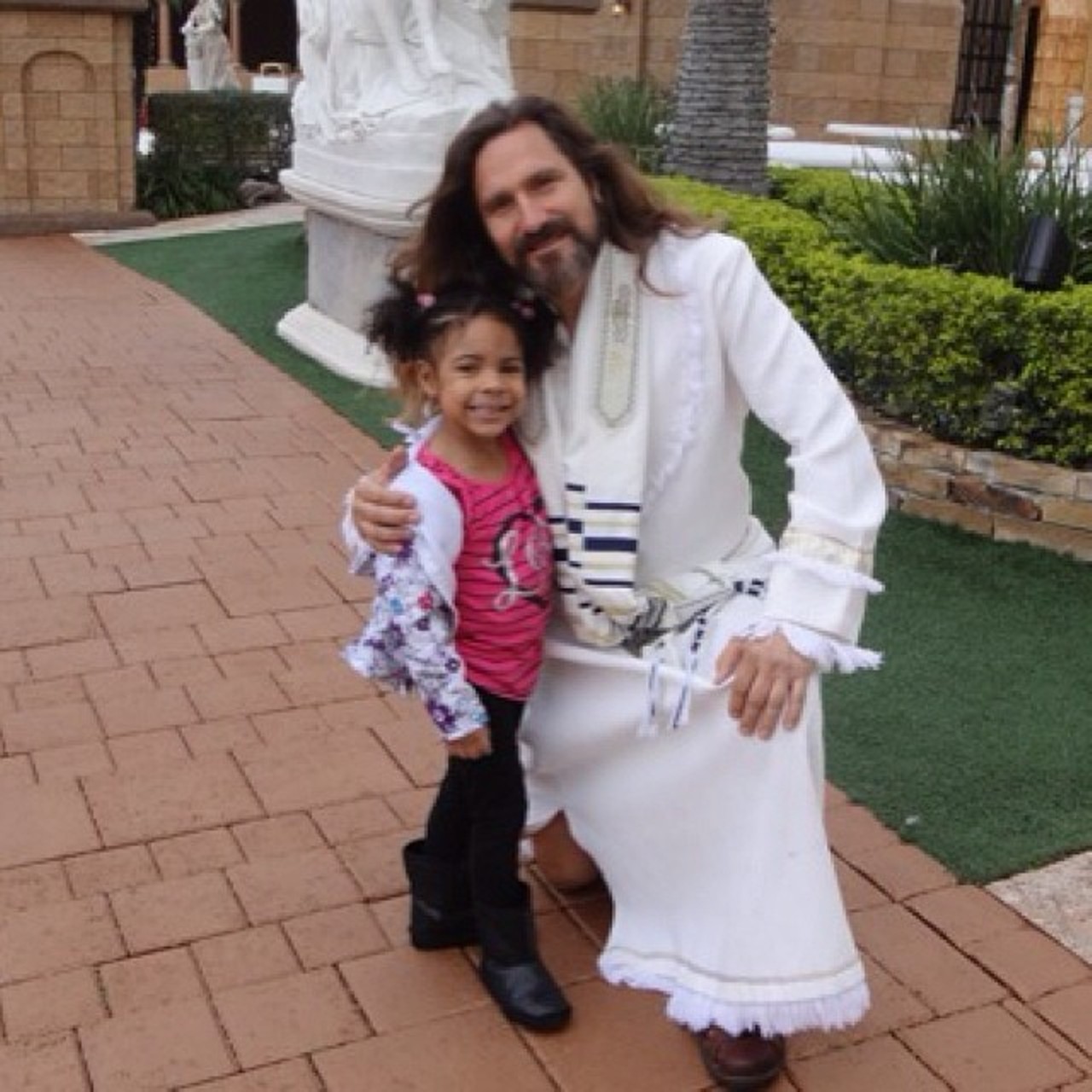 Sey hey to Jesus. (Instagram photo via @evdawson)