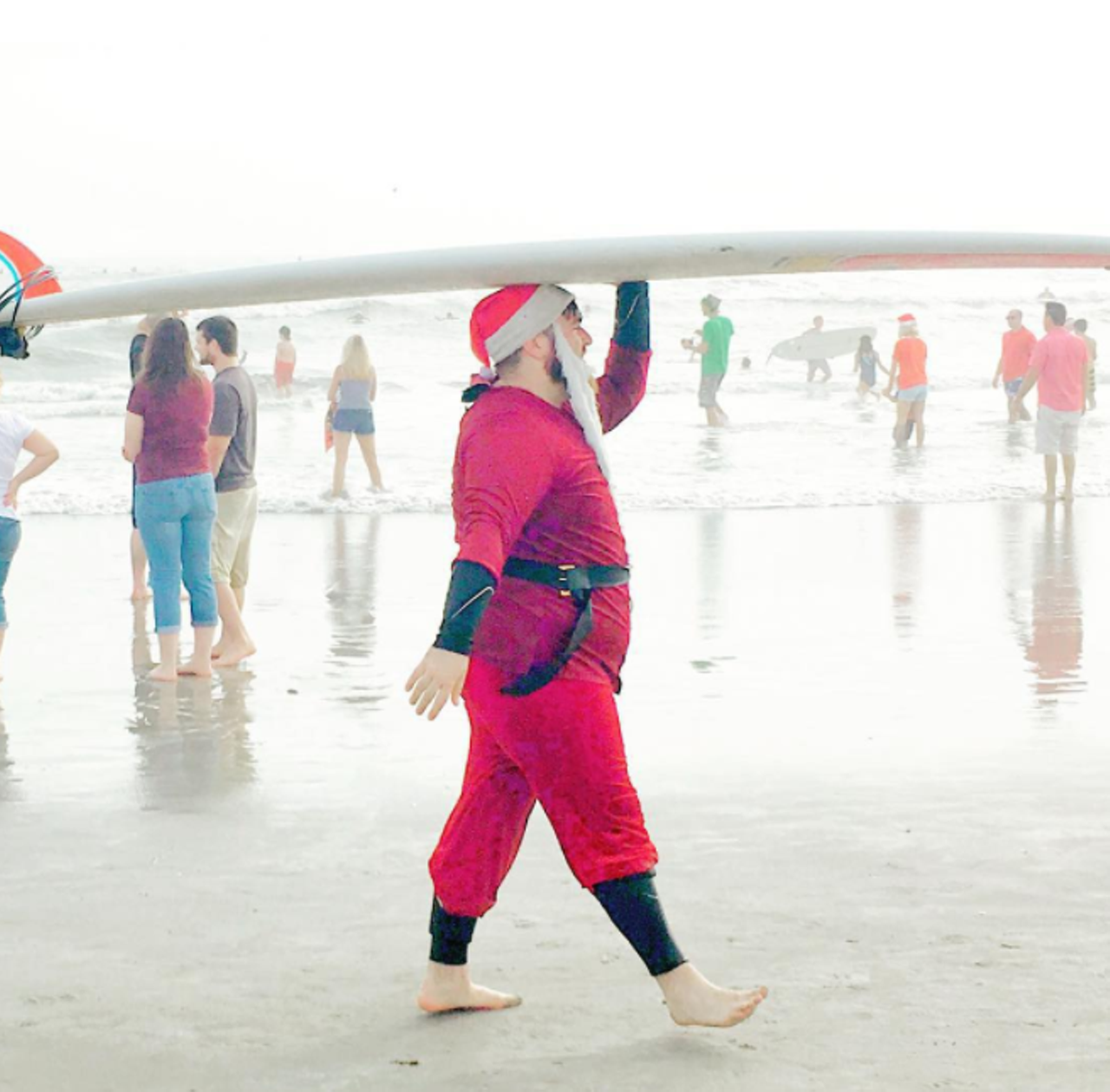 Santas don&#146;t have sleighs, they have surf boards
Photo via kittyupgirl/Instagram