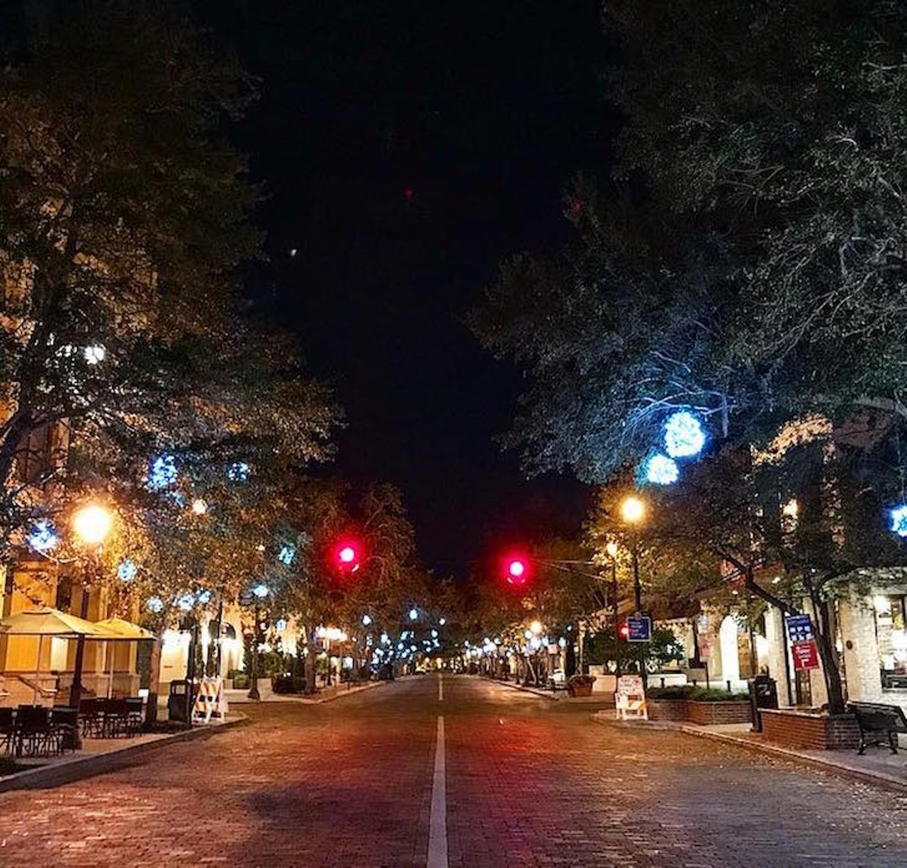 @orlandoissleeping
The sleepy streets of Orlando are captured by a travel nurse working the graveyard shift. This is a must follow.