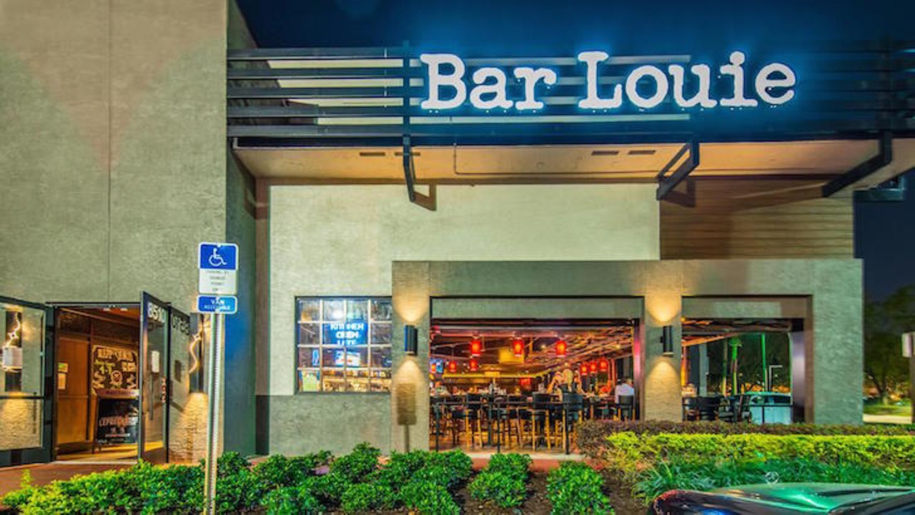Bar Louie Bar & Restaurant
Multiple locations, but the 8510 International Drive location has the best patio, 407-664-1600
Making it the go-to place for cocktails, wine, and beer, happy hour at Bar Louie on International Drive provides the perfect night out experience with refreshing patio seating, drink specials and half-price select appetizers and flatbreads. There are locations near UCF, in Winter Park, and even at Orlando International Airport, but the I-Drive patio is their crown jewel.
Photo via Bar Louie/Facebook