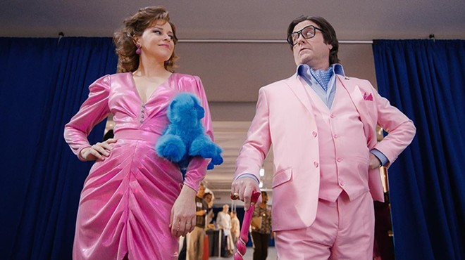 Elizabeth Banks and Zach Galifianakis in "The Beanie Bubble"