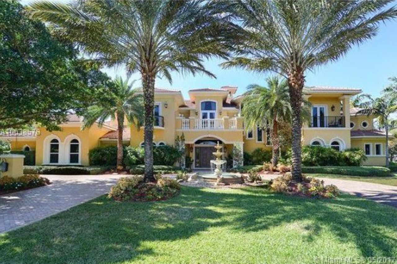 Miami Dolphins legend Jason Taylor just sold his Florida mansion for $3.2 million, let's take a tour