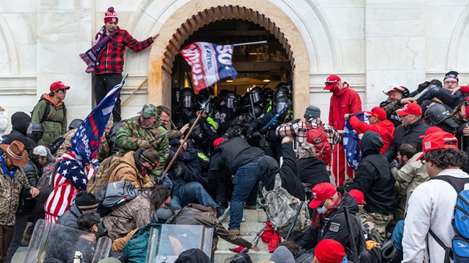 Rioters clash with police trying to enter Capitol building through the front doors (Jan. 6, 2021)