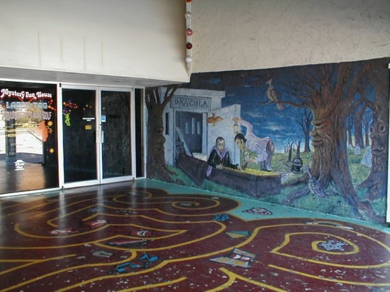 Crazy murals were painted at the entrance. (image via facebook.com/mysteryfunhouse)