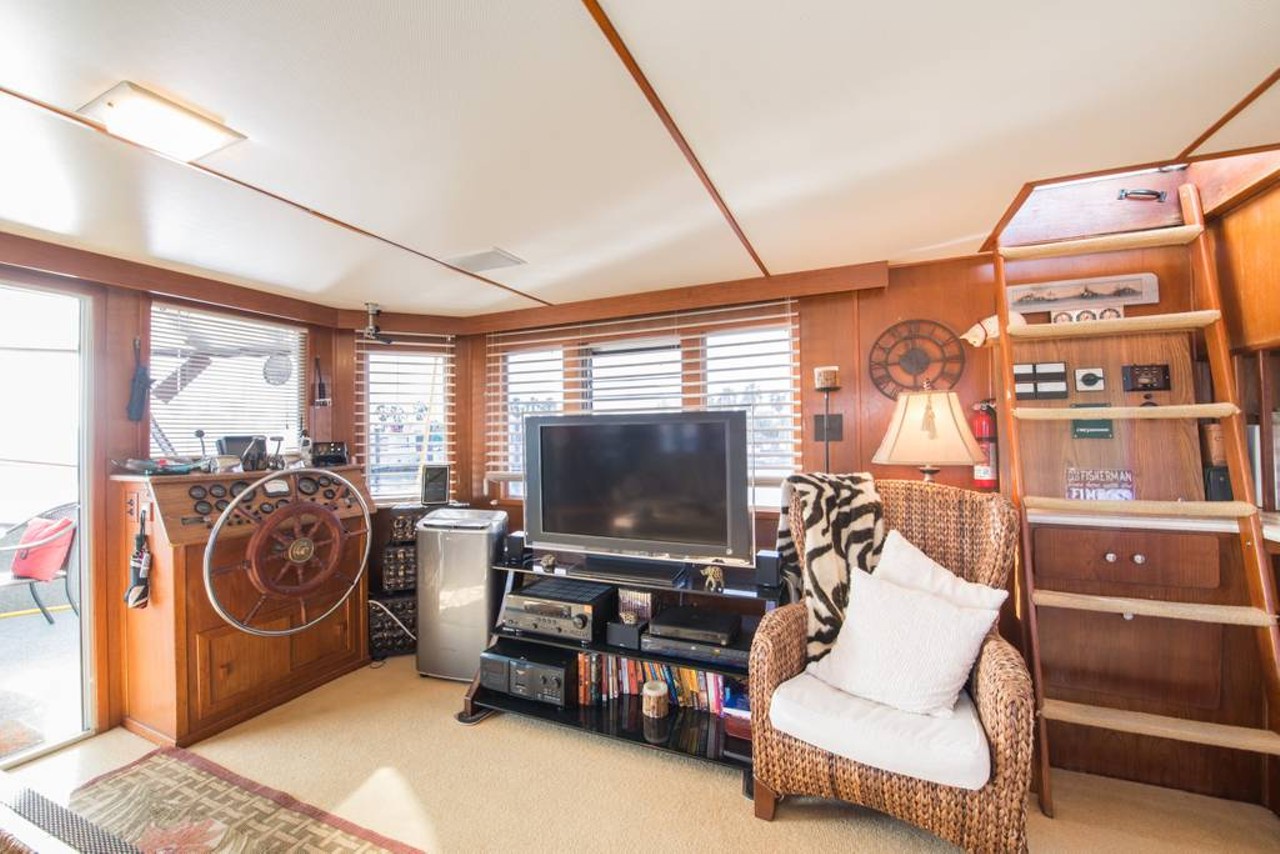 Houseboat - 60 feet of luxury
4 guests, 2 bedrooms, 3 beds, 2.5 baths
$175 per night
Inside he boat house lies all the comforts of home. Situated right next to the ship's steering wheel is the tv with a stereo system so you can cuddle up on the couch and enjoy a family movie night.