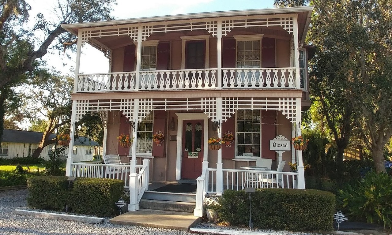 Inside Outside House
112 Altamonte Drive, Altamonte Springs
This home-turned-gift shop was built by Captain W. Pierce, who later became director of Orlando’s National Bank. Some believe that Captain Pierce’s spirit still lives there with his beloved cat, Brutus, as evidenced by strange cold spots and mysterious voices.