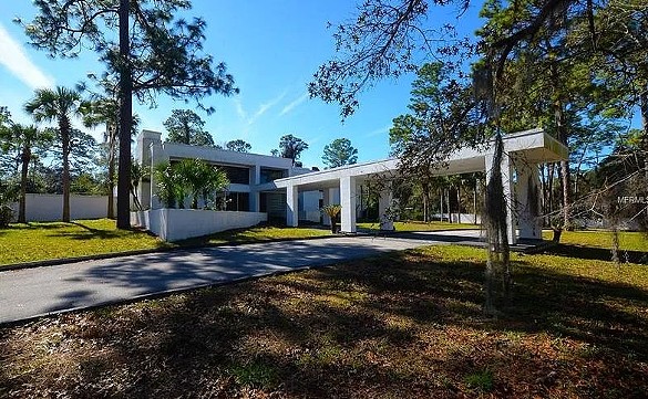 The Orlando home of SunTrust president Joel R. Wells is now for sale, and it looks like an '80s shopping mall