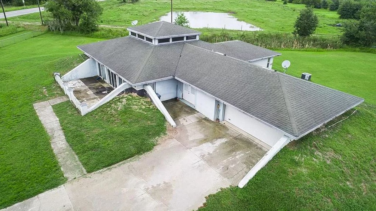 This half-buried Florida home is now on the market for $385K