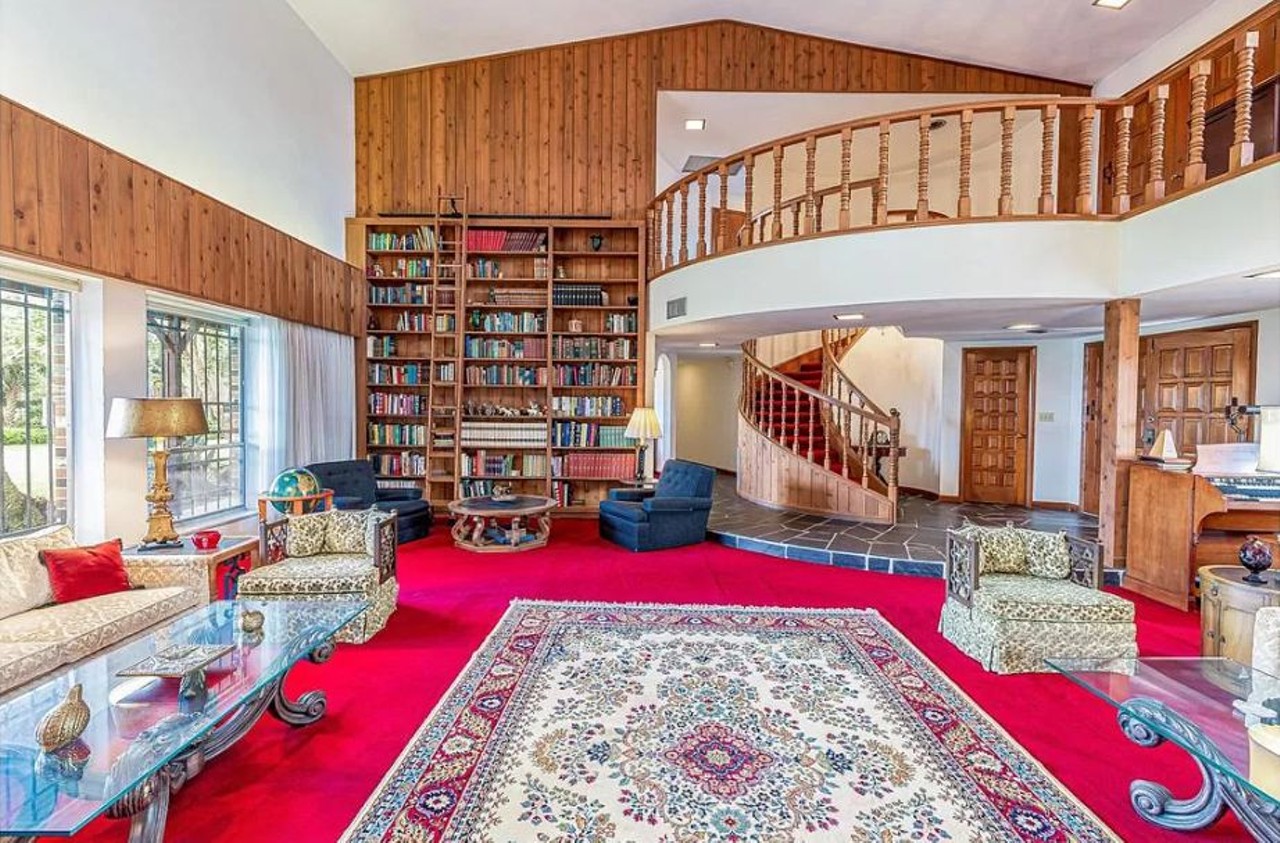 This lakefront hacienda in College Park is for sale for the first time in 50 years