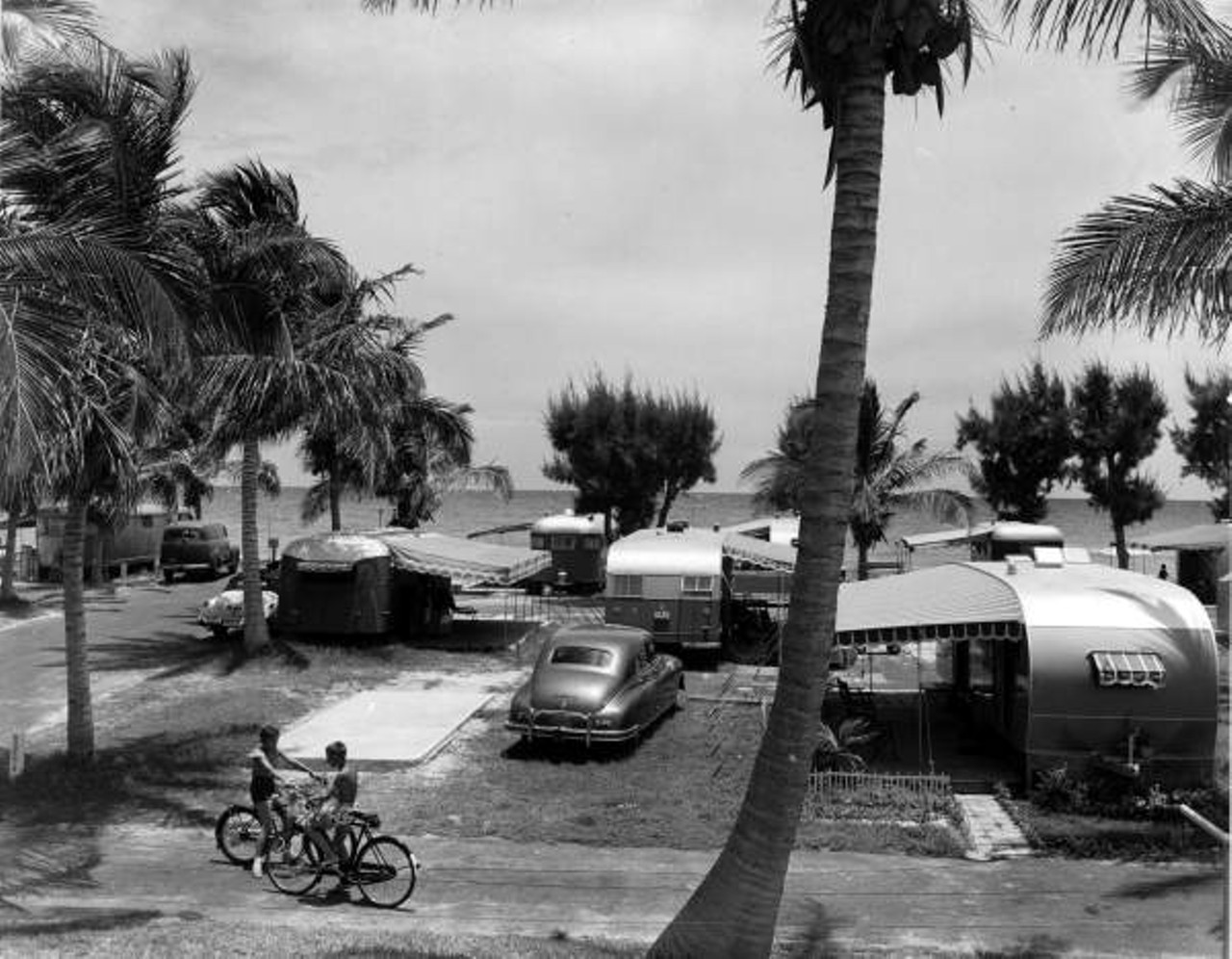 Hollywood camp on the ocean, 1950