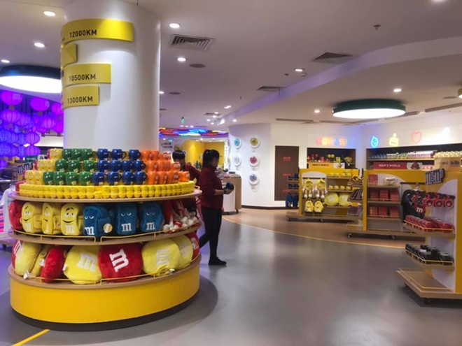 A look at the sleek design of the new M&M World concept in Shanghai - Image via Biw Mee Kuma Kiss/Facebook