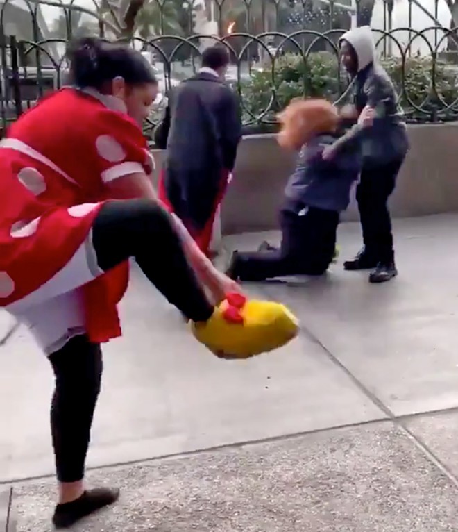 This brawl between knockoff Disney characters is giving us life (4)