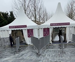 Body temperature checkpoints at the entrance of Shanghai Disneyland's shopping district. - Image via gourmetddy | Twitter