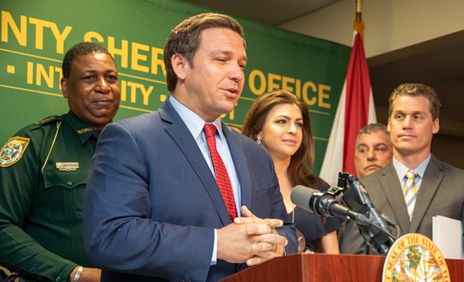 DeSantis orders bars, restaurants shut down, but many state workers still expected at the office