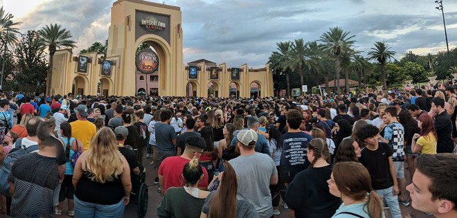 Massive crowds wait to enter Halloween Horror Nights 28 at Universal Studios Florida - IMAGE VIA OLIVER GREEN/TWITTER