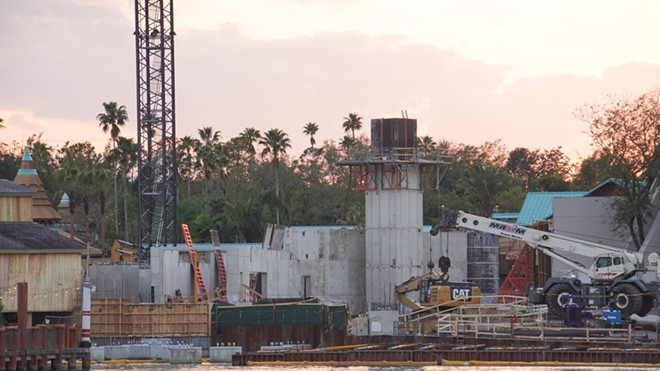 A tower similar to the one in Jurassic World's Raptor Paddocks can be seen in the middle of the coaster construction site. - Image via Bioreconstruct | Twitter
