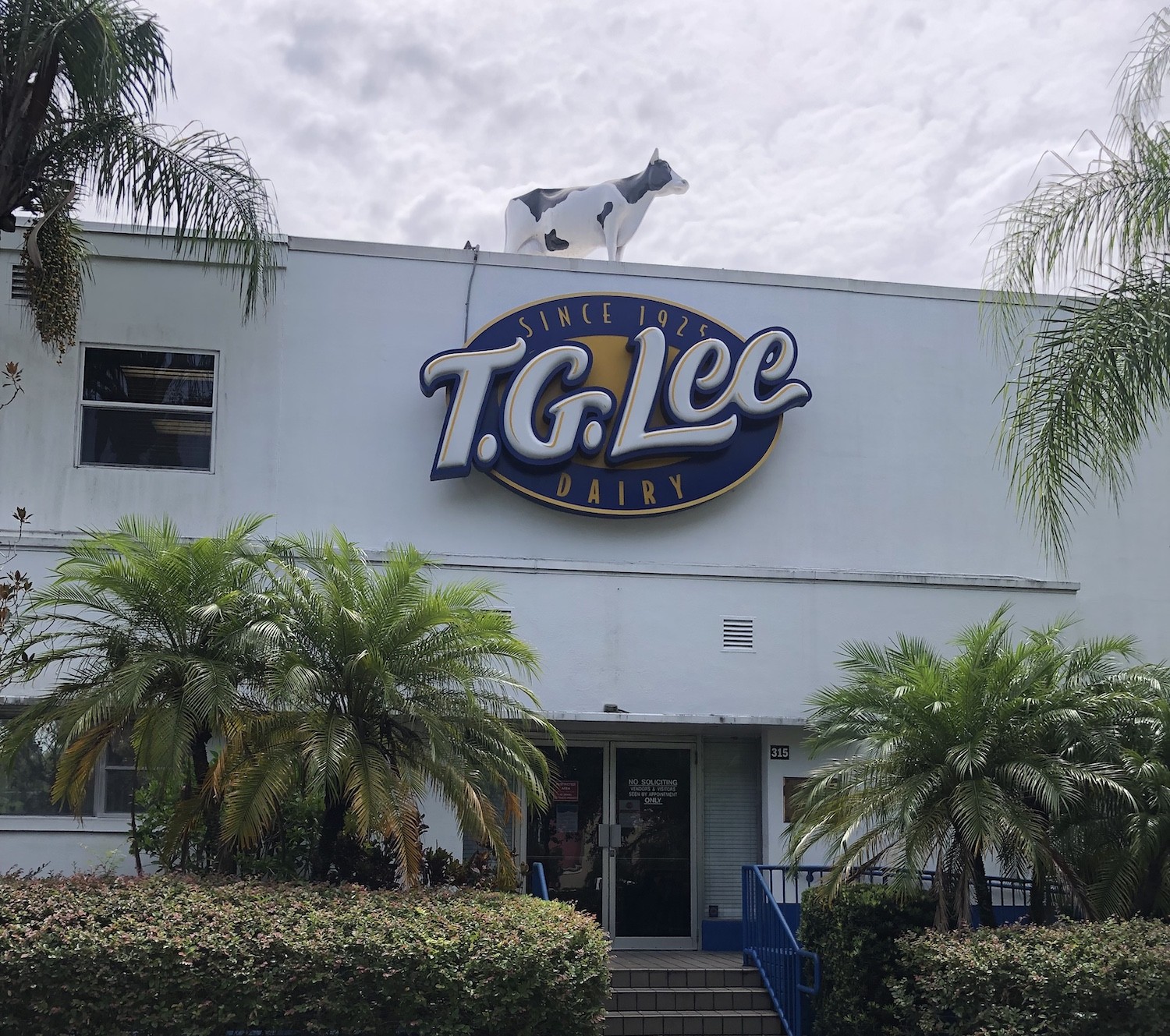 Party in the shadow of the cow in Orlando's Milk District