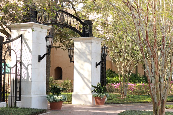 La entrada arqueada al frondoso campus de Rollins College en Winter Park, Florida - photo: Unite Here Local 362