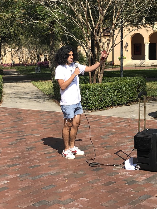 Un empleado de comedor de Sodexo en Rollins College habla en una manifestación de estudiantes en apoyo de los derechos sindicales de los trabajadores de comedores. - McKenna Schueler/Orlando Weekly