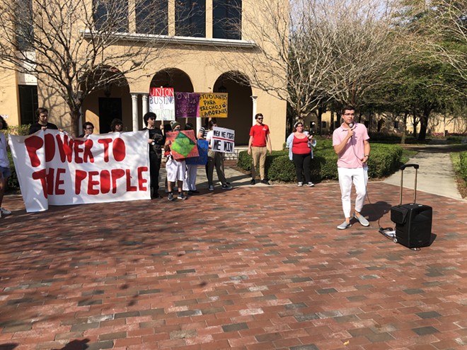 Un estudiante de Rollins College habla en una manifestación en apoyo de los derechos sindicales de los trabajadores de comedores. - McKenna Schueler/Orlando Weekly