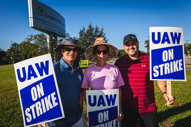 Auto workers on strike at a Stellantis parts depot in Orlando in Sept. 2023. - Photo by Dave Decker
