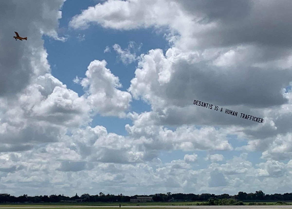 Plane carrying ‘DeSantis is a human trafficker’ banner flies over Orlando following migrant stunt | Orlando Area News | Orlando