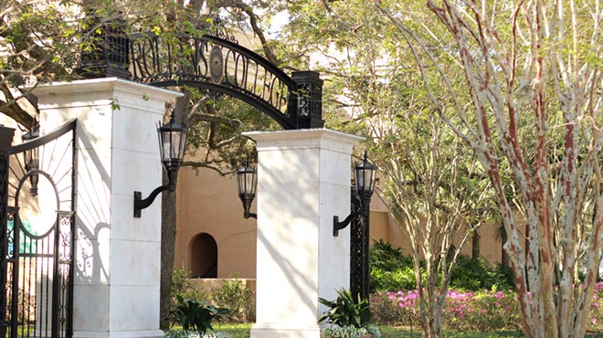 La entrada arqueada al frondoso campus de Rollins College en Winter Park, Florida
