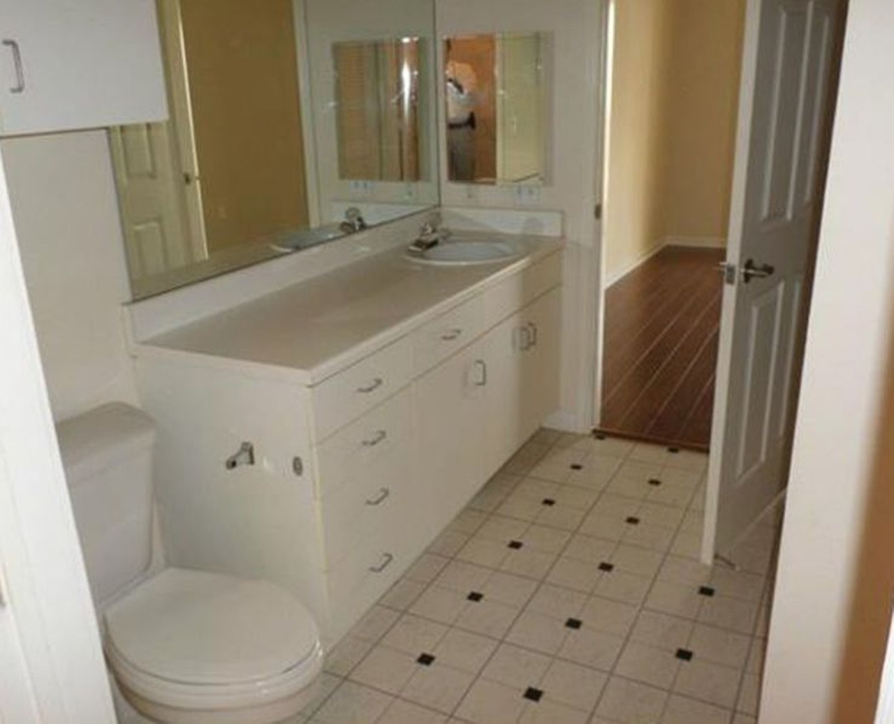 860 N Orange Ave, Orlando
$700/mo
1 bed, 1 bath, 700 sqft
This bathroom may be a little basic, but it is new and relatively spacious.