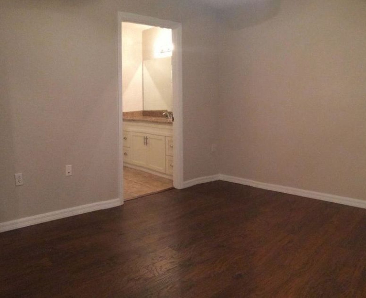 City St, Orlando
$1,225/mo
1 bed, 1 bath, 829 sqft
This large master bedroom is attached to the master bath that has recently been renovated.