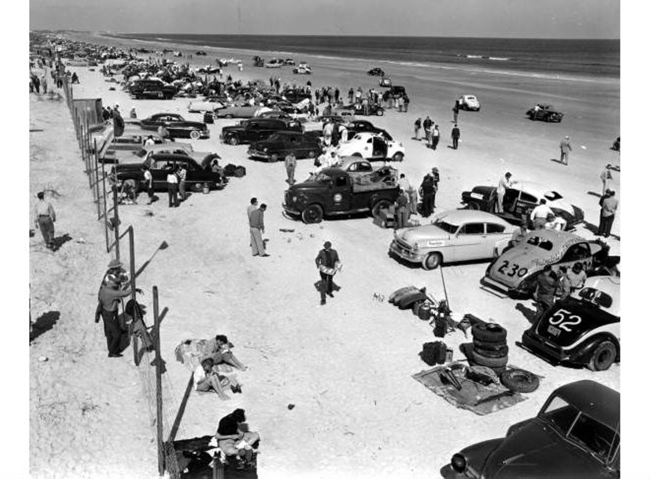 Crowds gathered on beach for automobile races